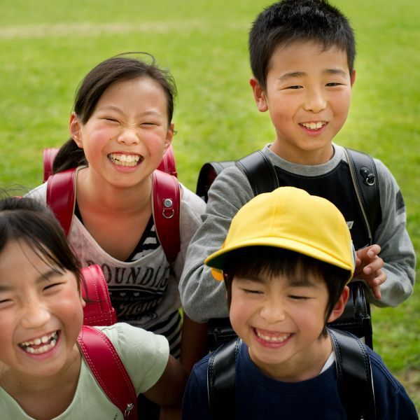 ランドセルを背負った小学生たち