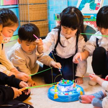 相模原英会話で釣り遊びを楽しむ幼児たち