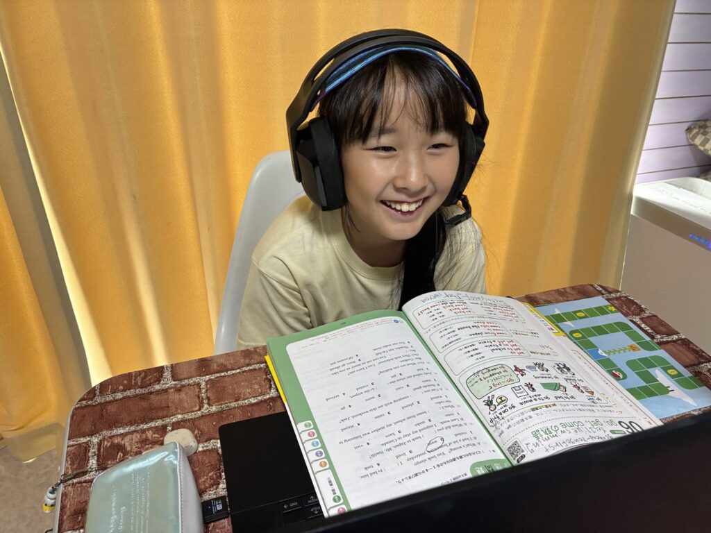 英検の勉強をする小学生｜相模原の英会話教室The English Home