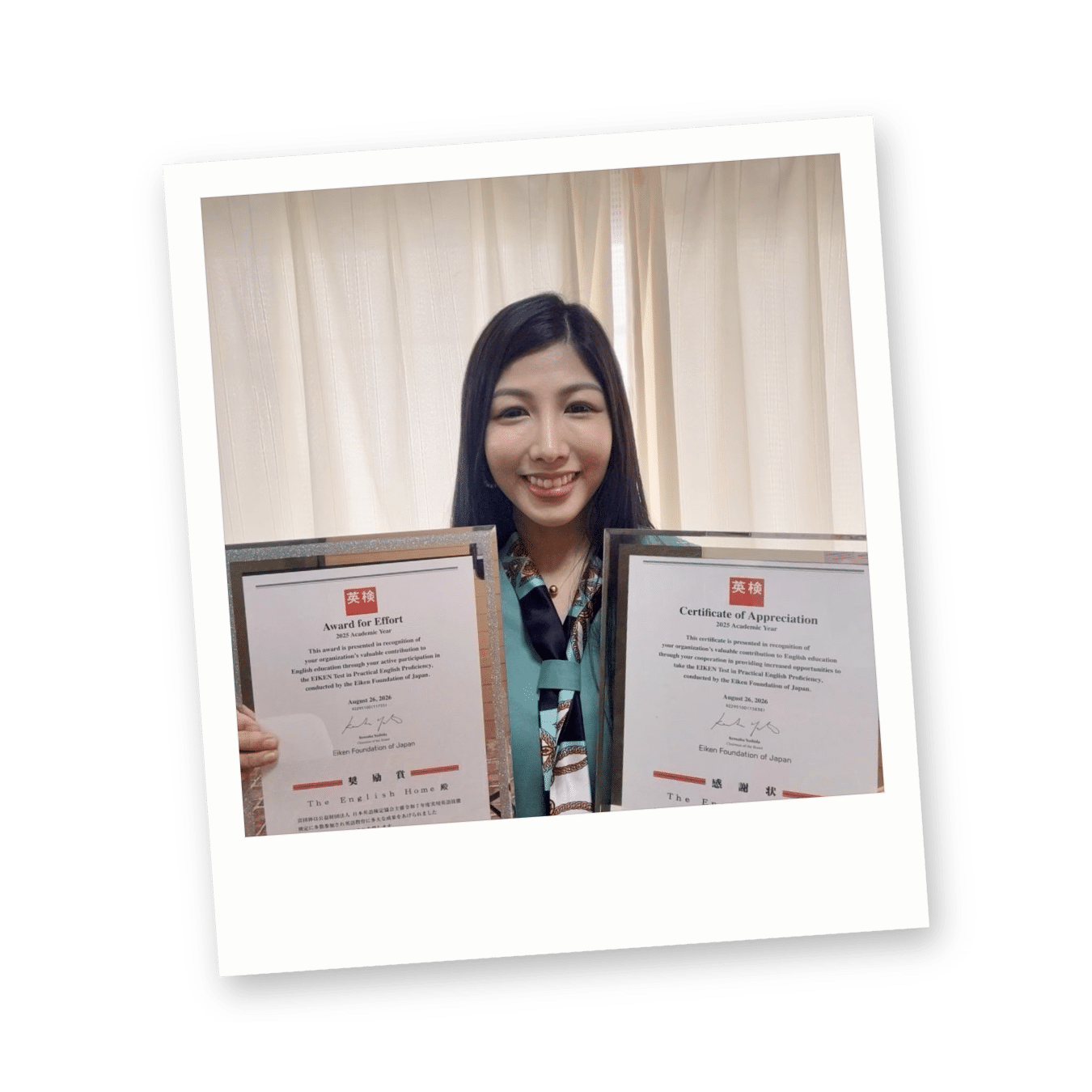日本英語検定協会の奨励賞と感謝状を持つ The English Home 代表 Sarah Takizawa